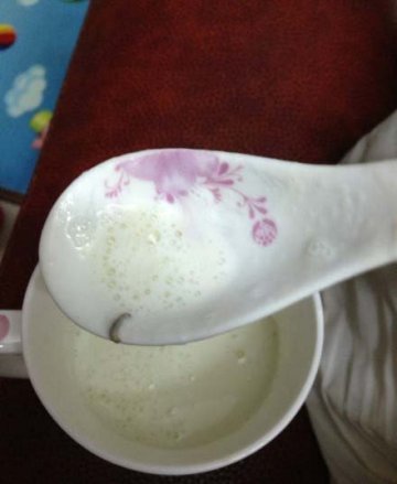 美赞臣奶粉吃出虫 消费者称喝了半杯恶心