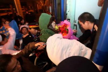 航班紧急降落救治突然发病乘客