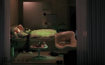 《星期六的夜晚》中描绘了一个偷窥者的幻想
