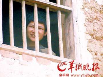 妻儿四人齐发精神病 六旬老汉独撑破碎家
