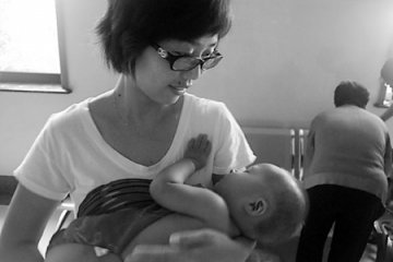 女护士用自己乳汁喂昏迷病人婴儿