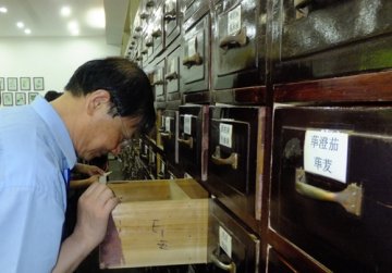 湖州：公众评审员走进药店当“师傅”