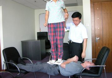 现场揭秘神奇的催眠术