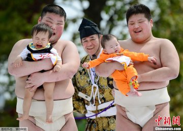 日本举行“宝宝哭”大赛 大胖子吓哭小孩子