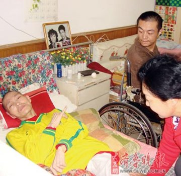 女子病床前照顾丈夫二十年