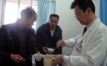 漳州市医务人员为患者送上甜心粥