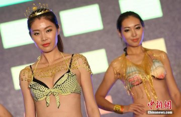 中外靓模着价值百万“黄金内衣”走秀