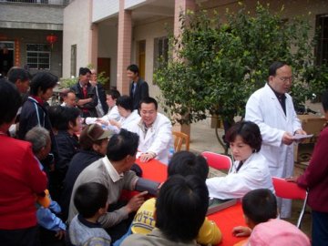 孙逸仙纪念医院党委赴琴口村赠送医疗设备和送医送药