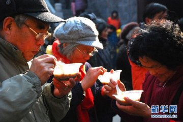 各地免费发放腊八粥 “白娘子”登场