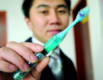 男子历时6年发明与牙膏二合一牙刷