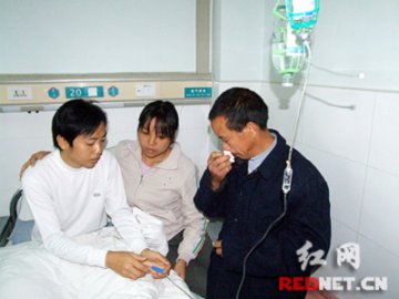 贫穷兄妹同患怪病 精神病哥哥打工筹钱