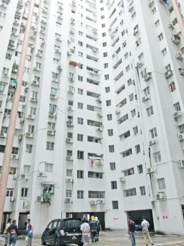 中年妇疑精神病发 儿子面前堕楼