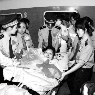 91名灾区伤员抵京接受治疗
