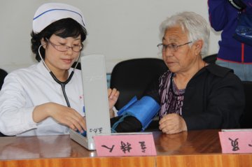 市医院专家为福利院老仁义诊