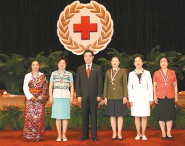 胡锦涛为五位获奖者挂上奖章