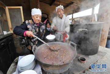各地免费发放腊八粥 “白娘子”登场