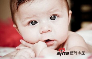 宝宝吃手正常吗