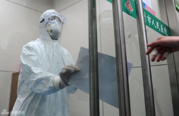 2、两名医护人员在递送H7N9禽流感患者的医嘱单