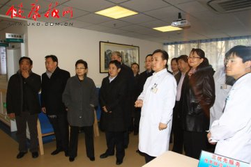北京市领导吕锡文、丁向阳视察航天中心医院社区翠微西里站