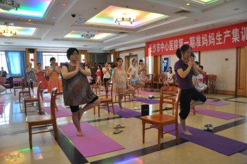 医院动态：“准妈妈”孕动会 瑜伽助益生产