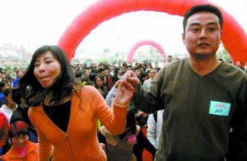 郑州600名男女参加相亲派对 男士抢绣球