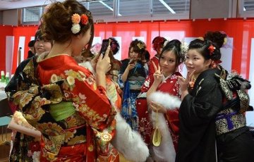 日本成人节少女漫步组图