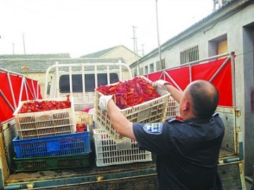 南京小作坊被查 露天熬煮上千斤死龙虾加工虾仁