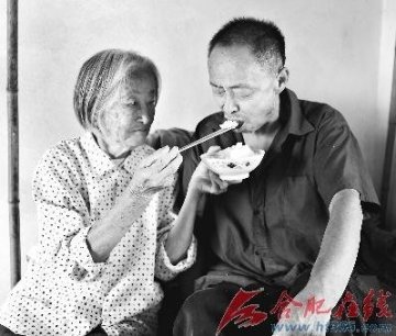 大义母亲收养痴儿52年困难时期也要给他留口饭