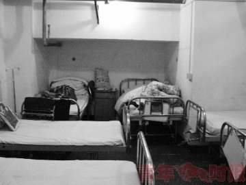 7岁女孩医院照顾癌症母亲 每日倒尿喂饭