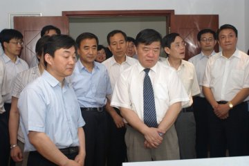 陈竺部长到寄生虫病所检查指导工作