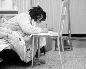 白血病女孩住院化疗期间在病床上考试 母亲监考