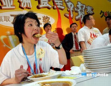 女子20分钟吞下近六公斤咖喱饭图