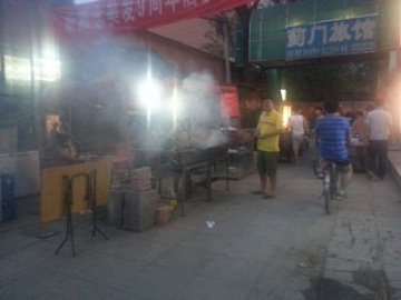 露天烧烤曝光：1个羊肉串毒性相当于一盒烟