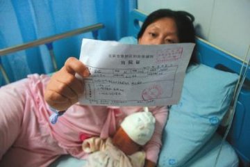 产妇顺产后下体有小洞 伤口处取出“堵漏”纱布