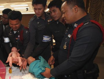 泰国交警模拟为孕妇紧急接生