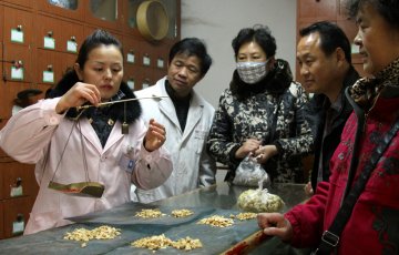 天气冷了中药火了 淮北群众争购煲汤中药