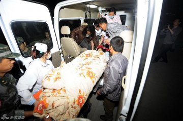 6.芦山县人民医院安置点，武警救治地震中伤者