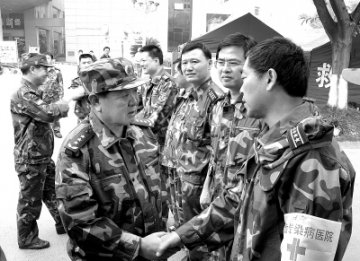 为救灾勇士当好防疫卫士——解放军第302医院医疗防治队抗震救灾纪实
