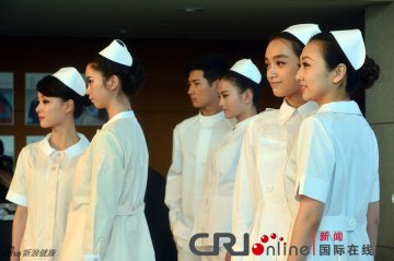 新款医务人员工装和住院病员服装亮相