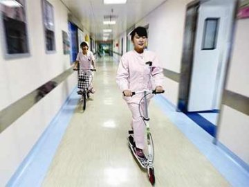 鄂医生护士蹬滑板车巡诊 为新生儿抢救节省7秒