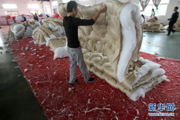 江苏南通制售假冒伪劣床上用品窝点被端
