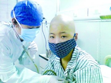 16岁患血癌男孩成功移植骨髓 母亲沿街讨医药费