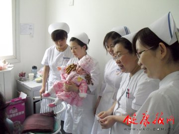 艾滋女孩在北京佑安医院过国际儿童节第一次拥有洋娃娃