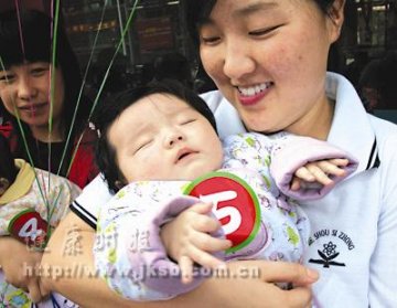 安徽省界首市妇幼保健所的婴儿游泳赛
