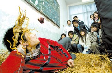 中学生体验卧薪尝胆 睡草床舔猪肝