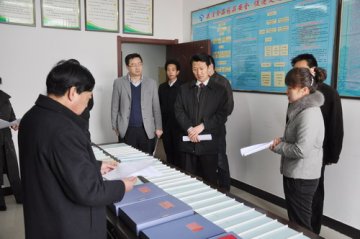 省食品安全委员会办公室调研榆中县乡村食品药品监管机制