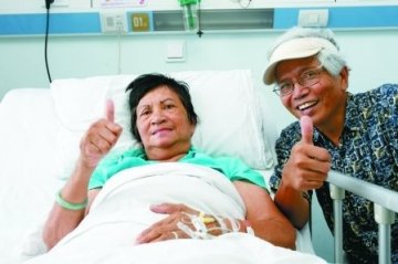 美国老太拉萨旅游昏迷 重庆紧急接力营救