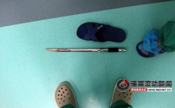 4同学家里玩耍出意外 刀子插入男孩头部