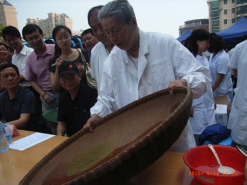 上海：纯手工丸药引人赞叹