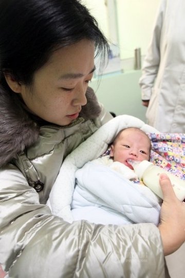 高清：初生男婴被弃地下室 女医生当众哺弃婴